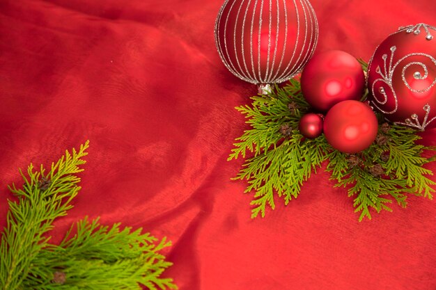 Close-up de decoração de Natal em tecido vermelho