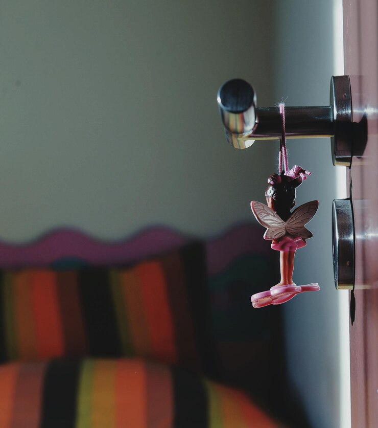 Foto close-up de decoração pendurada na maçaneta de uma sala em casa