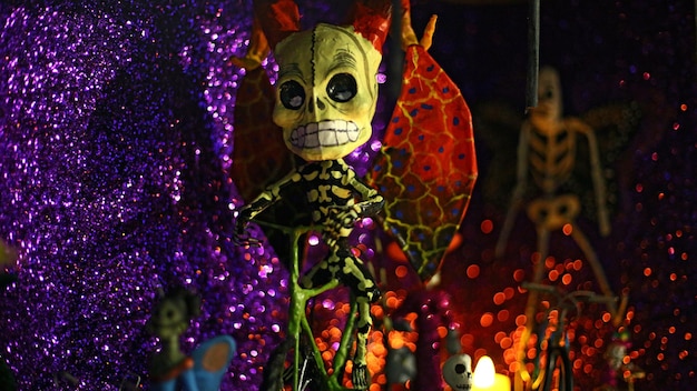 Foto close-up de decorações assustadoras de halloween penduradas na sala escura