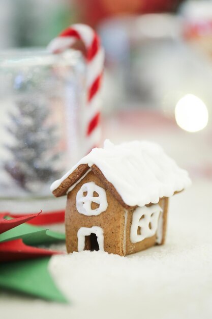 Close-up de decorações de Natal com comida na mesa