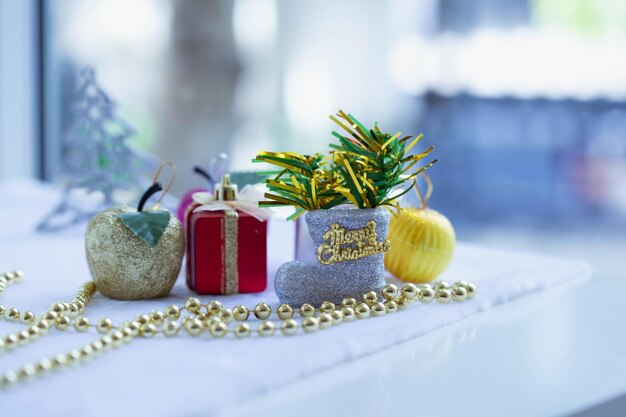 Close-up de decorações de Natal na mesa