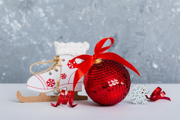 Close-up de decorações de Natal na mesa