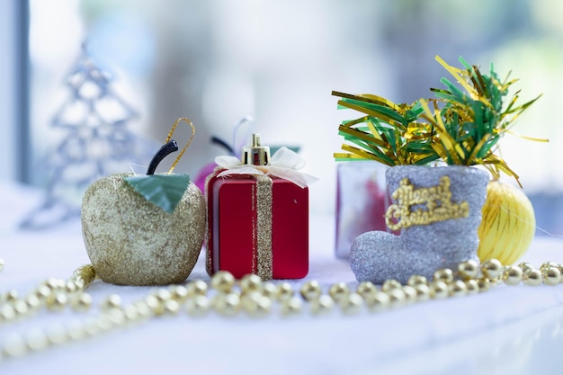 Close-up de decorações de Natal na mesa