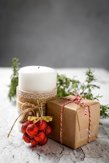 Close-up de decorações de Natal na mesa