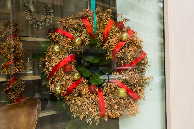 Close-up de decorações de Natal na planta