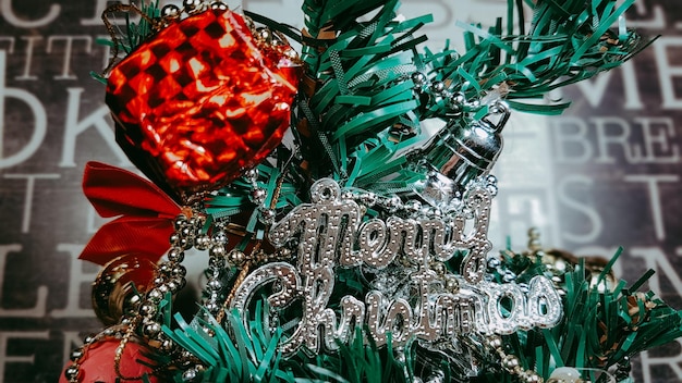 Foto close-up de decorações de natal penduradas na loja