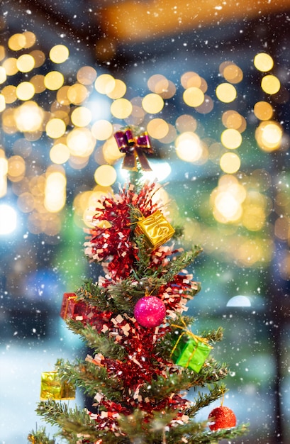 Close-up de decorações de Natal. Vermelho e bolas de ouro em uma árvore de Natal.