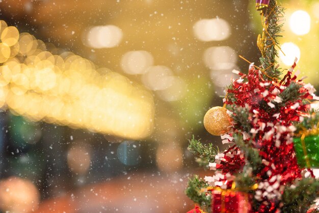 Close-up de decorações de Natal. Vermelho e bolas de ouro em uma árvore de Natal.