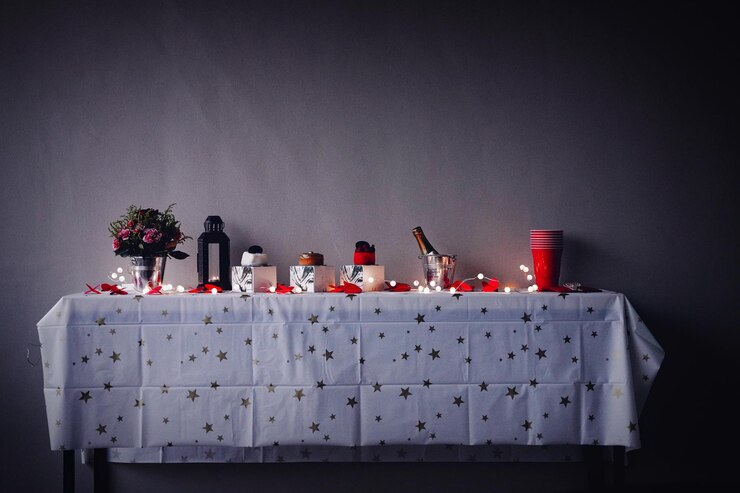 Foto close-up de decorações em mesa contra a parede