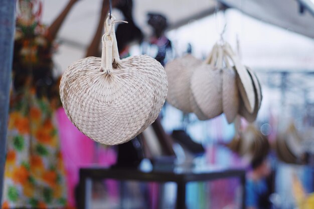 Foto close-up de decorações penduradas na loja para venda