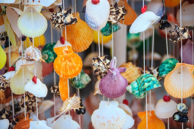 Foto close-up de decorações penduradas para venda em uma barraca de mercado