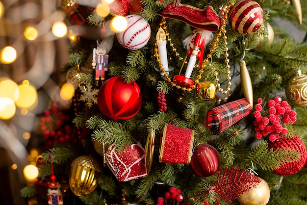 Close up de decorações vermelhas na árvore de Natal.