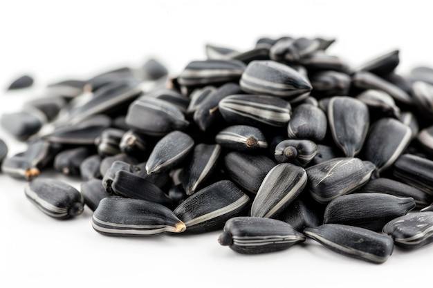 Close-up de deliciosas sementes de girassol pretas isoladas em fundo branco