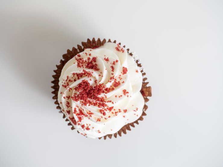 close up de delicioso cupcake doce em fundo branco vista superior
