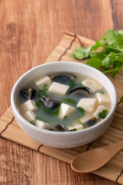 Close-up de delicioso tofu e sopa de ovo do século com coentro em Taiwan