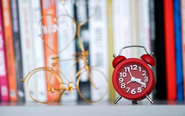 Foto close-up de despertador contra livros