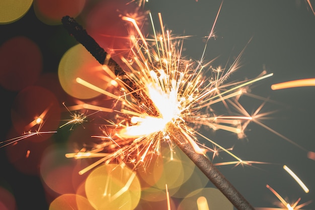 Close-up de diamante de natal de férias no escuro