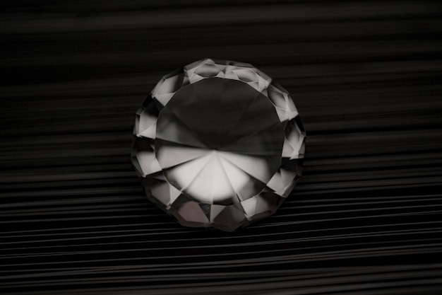Close-up de diamante em mesa listrada