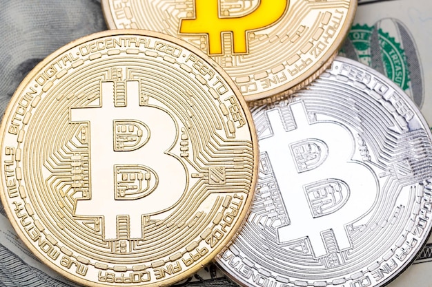 Close-up de diferentes bitcoins de metal Foto de alta resolução