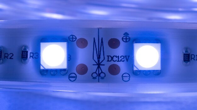 Close-up de diodos de faixa de LED azuis brilhantes.