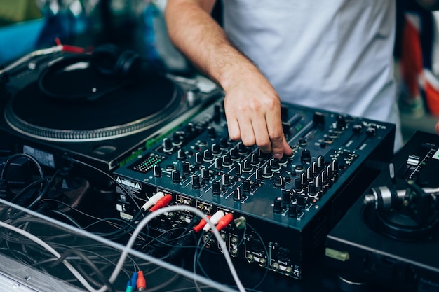 Close-up de DJ usando toca-discos