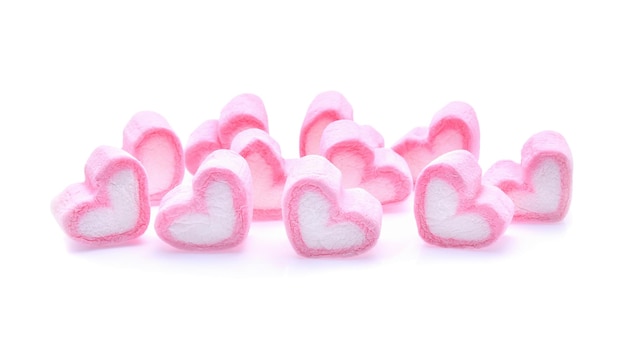 Foto close-up de doces em forma de coração sobre fundo branco