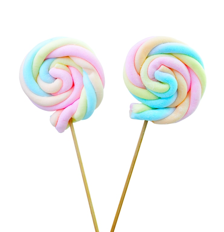 Foto close-up de doces multicoloridos contra fundo branco