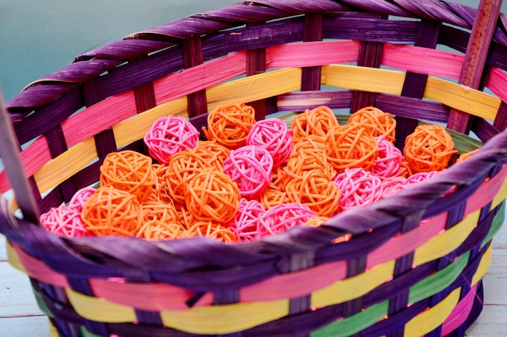 Foto close-up de doces multicoloridos na cesta