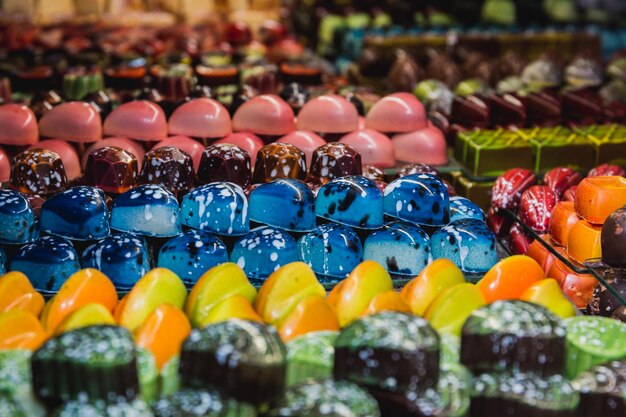 Close-up de doces multicoloridos na loja