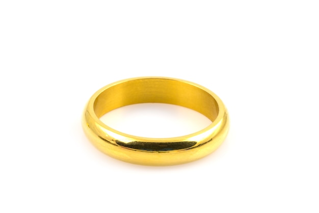 Close up de dois anéis de ouro para casamento isolado no fundo branco
