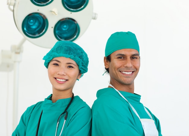 Close-up de dois cirurgiões étnicos