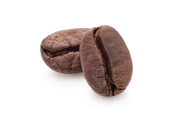 Close up de dois feijões ou sementes frescos isolados de café do assado no fundo branco. foto do traçado de recorte.