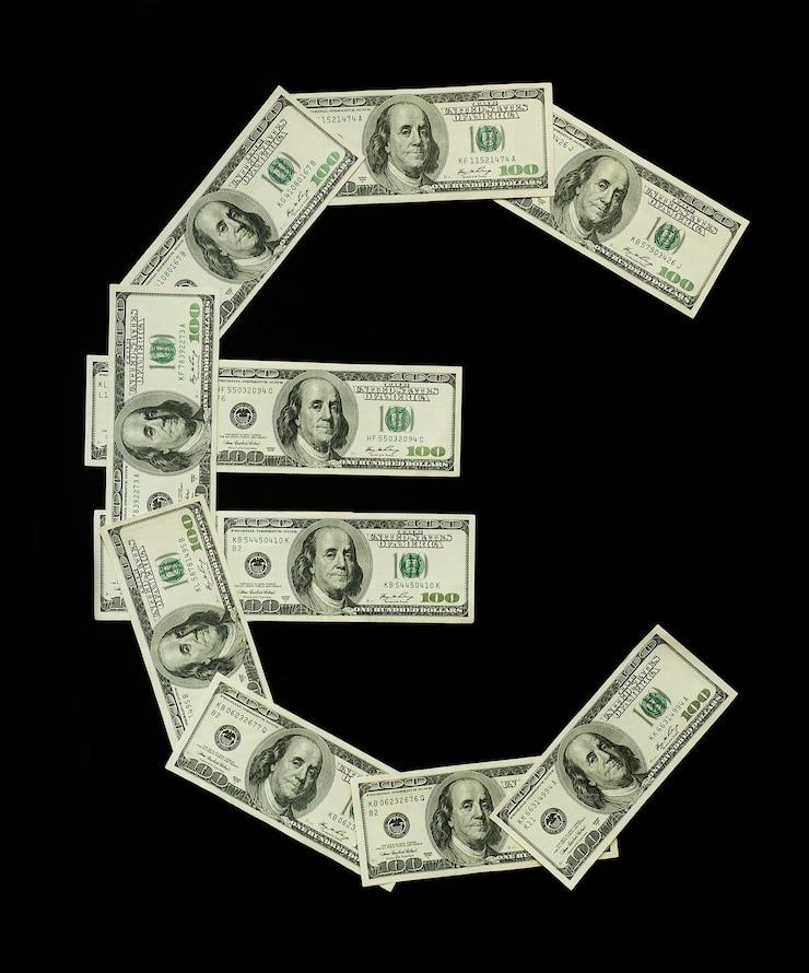 Foto close-up de dólares e sinal de euro contra fundo preto