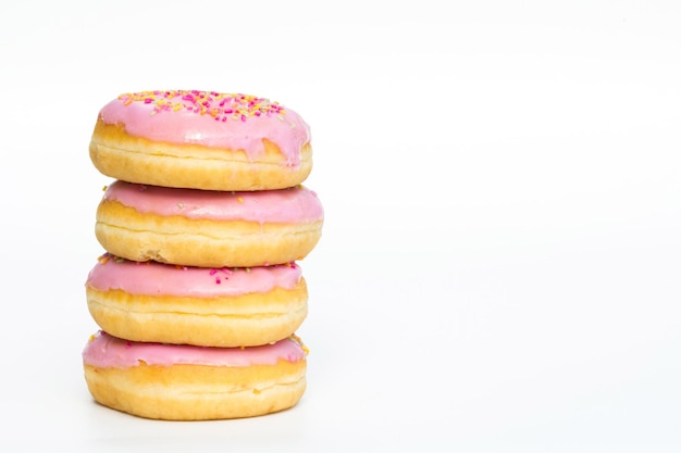 Close-up de donuts contra fundo branco