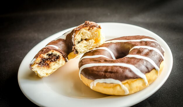 Close up de donuts de chocolate em um prato