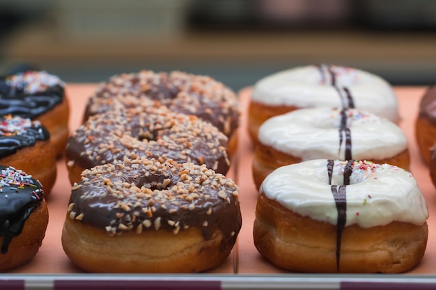 Close-up de donuts em bandeja