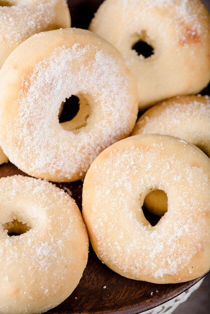 Foto close-up de donuts em um estande de bolo