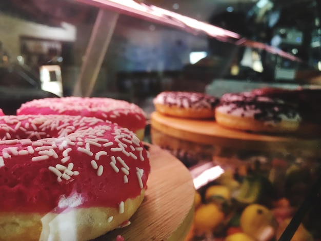 Foto close-up de donuts na mesa