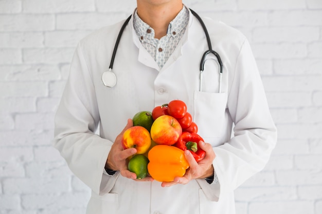 Close-up, de, doutor masculino, mão, segurando, fresco, produto, fruta saudável, e, vegetal