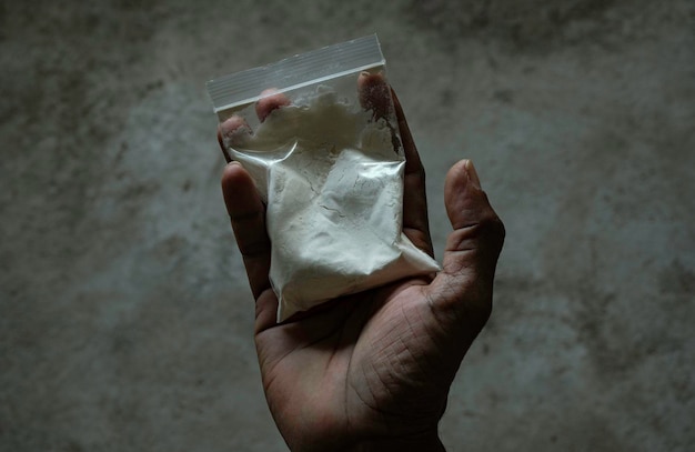 Close-up de drogas com heroína no fundo