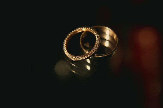 Foto close-up de duas alianças de ouro para um casamento.