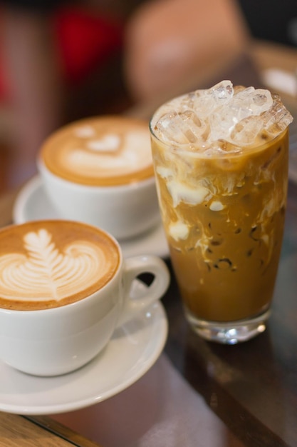 Close-up de duas xícaras de café e um café gelado