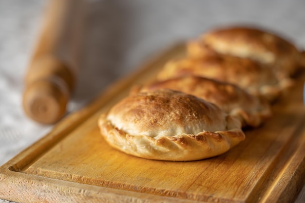 Close-up de empanadas argentinas assadas em uma placa