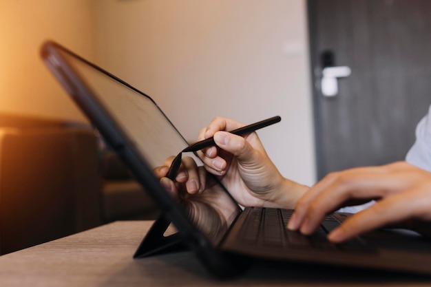 Close-up de empresária trabalhando com telefone inteligente e laptop e computador tablet digital no escritório moderno com diagrama de ícone virtual