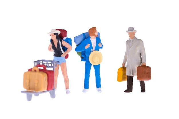 Close-up de empresário em miniatura e turistas isolados em fundo branco Design elegante com espaço de cópia para a colocação do seu texto mock-up para o conceito de viagem