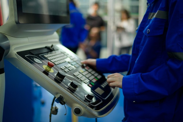 Close-up de engenheiros de robótica usando o controlador remotamente