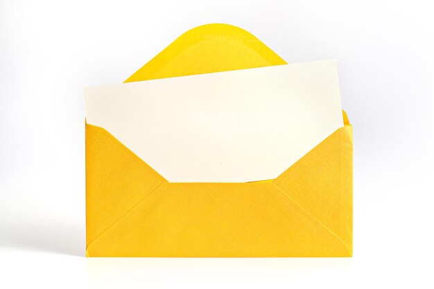 Close-up de envelope amarelo aberto contra fundo branco