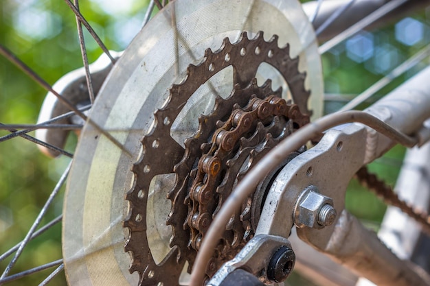 Foto close-up de equipamento de bicicleta enferrujado