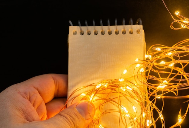 Foto close-up de equipamento de iluminação iluminado contra fundo preto