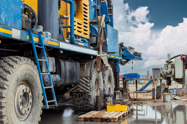 Close-up de equipamento de perfuração em um canteiro de obras. furação profunda. extração de óleo e gás minerais. processo de trabalho.